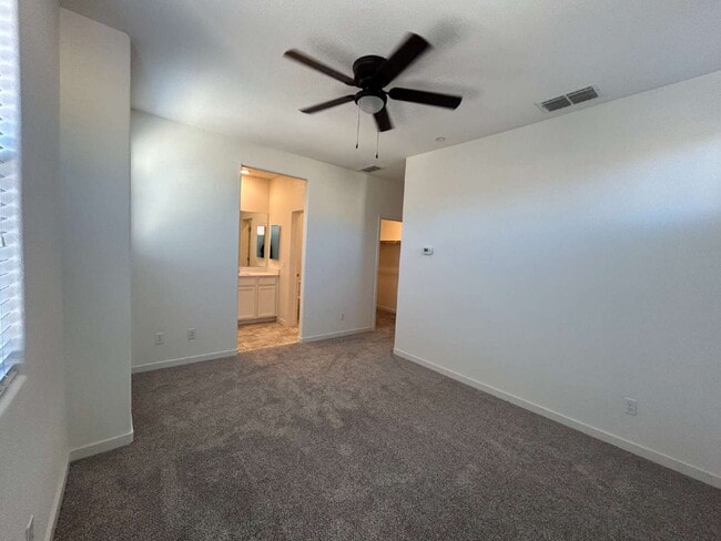 Building Photo - Fresh 3 Bed, 2 Bath Home - Close to shopping!