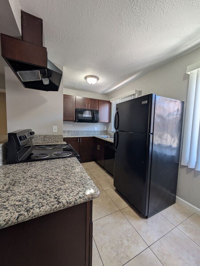 Building Photo - 2 BEDROOM APARTMENT IN DOWNTOWN LAS VEGAS