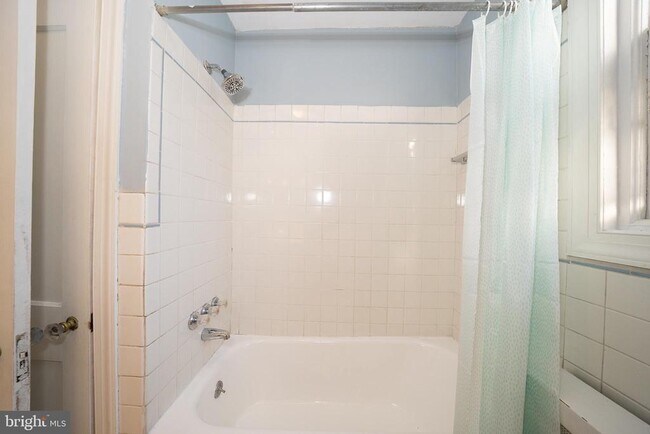 Building Photo - 709 E 20th St