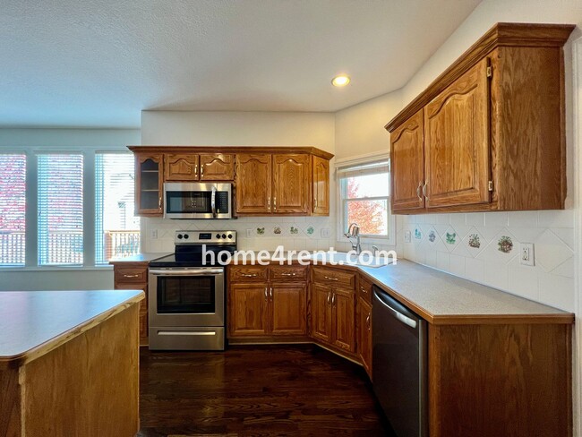 Building Photo - Beautiful Overland Park w/ Wood Floors Thr...