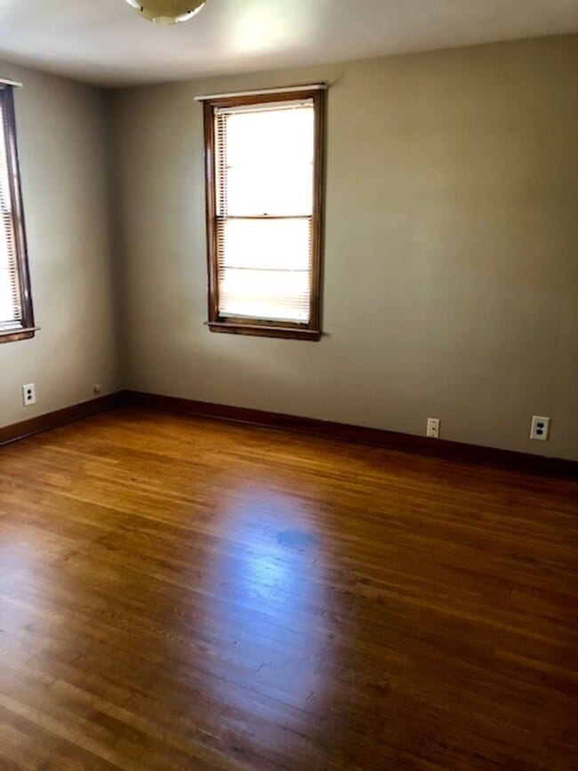 Building Photo - WOODLAND - Brick, 2 Bedroom Duplex, Move-In Ready!