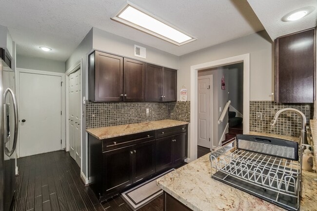 Building Photo - Beautiful Overland Park Townhome 2/3-Bed, 3.5-Bath - February move-in Special!!