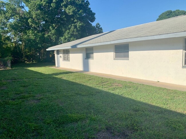 Building Photo - FANTASTIC LOCATION! 2 BEDROOM 1 BATH DUPLEX LOCATED IN PINELLAS PARK, FL.