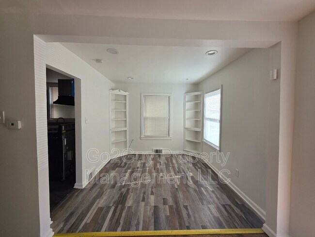 Building Photo - 5316 Buckingham