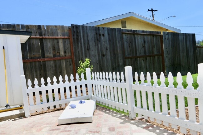 Building Photo - NEWLY Designed & Furnished Modern Farmhous...
