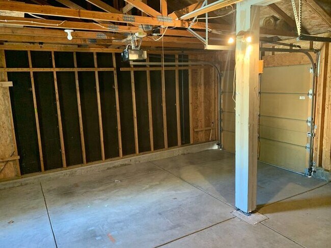 Building Photo - Gorgeous 5 Bedroom 3.5 Bath House with 3 c...