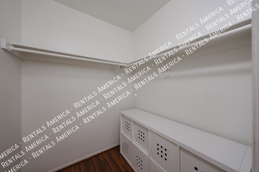 Building Photo - 6631 N 84th Dr