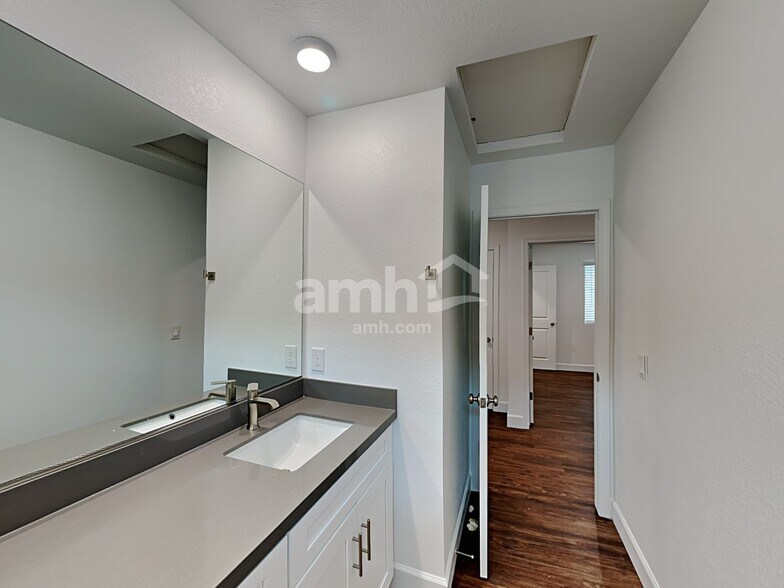 Building Photo - 10076 Roseum Ct