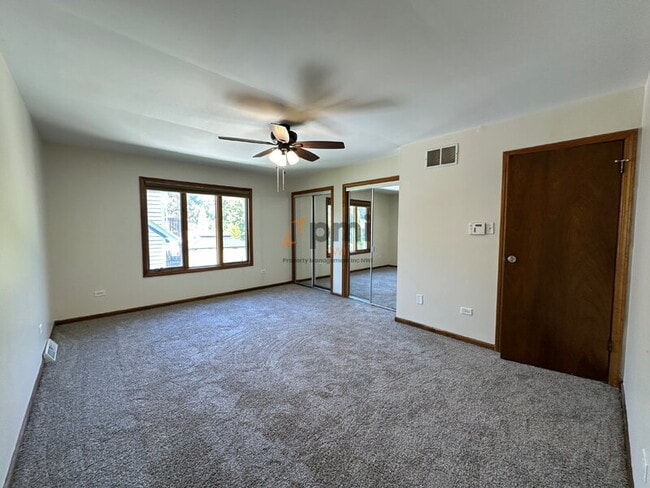 Building Photo - 334 Little John Dr