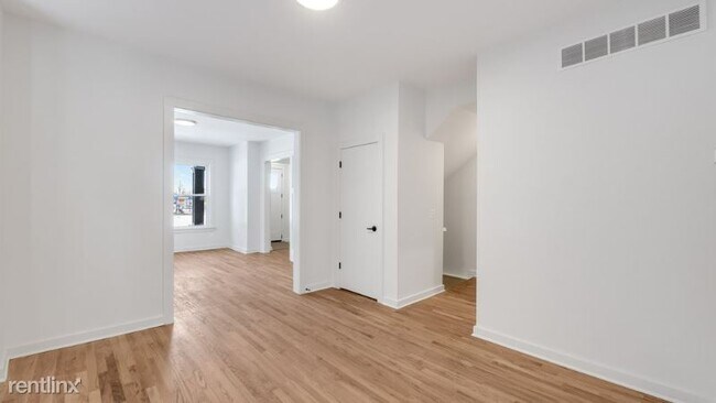 Building Photo - 3 br, 1.5 bath Townhome - 2111 Field H Unit H