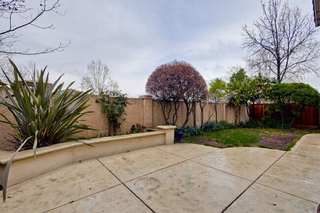 Building Photo - Awesome 3 Bedroom  Home Near Rivermark Plaza!