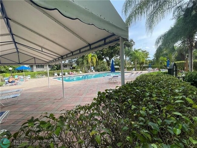 Building Photo - 2901 S Palm Aire Dr