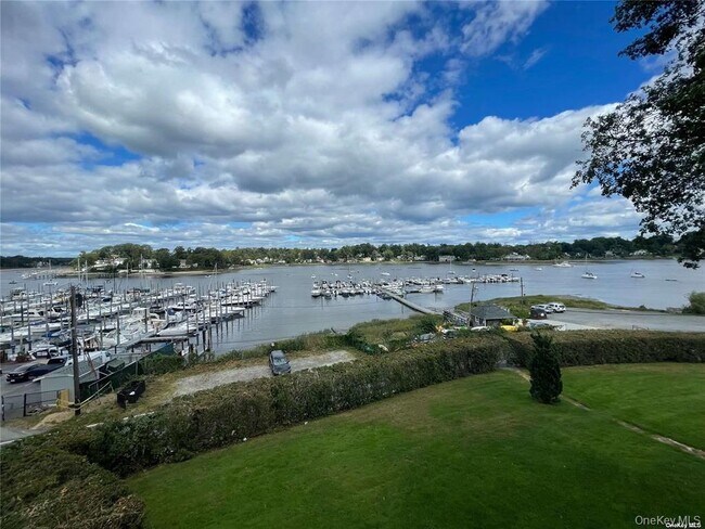 Building Photo - 307 W Shore Rd