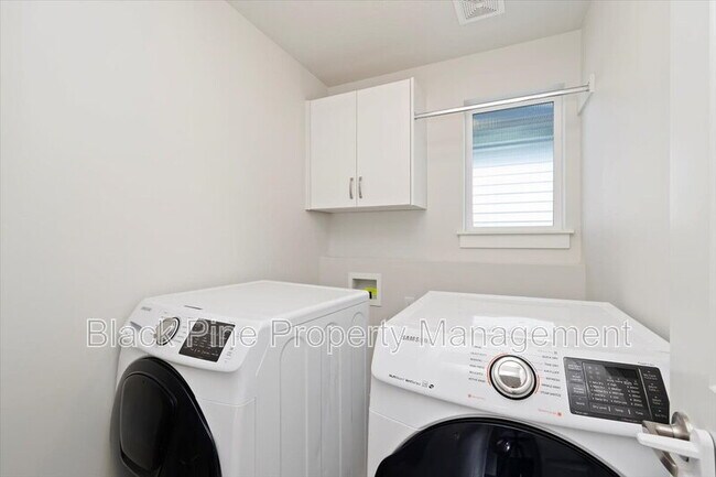 Building Photo - 3098 N Lochness Ave