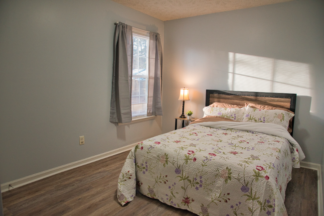 Building Photo - 912 Kennesaw Dr
