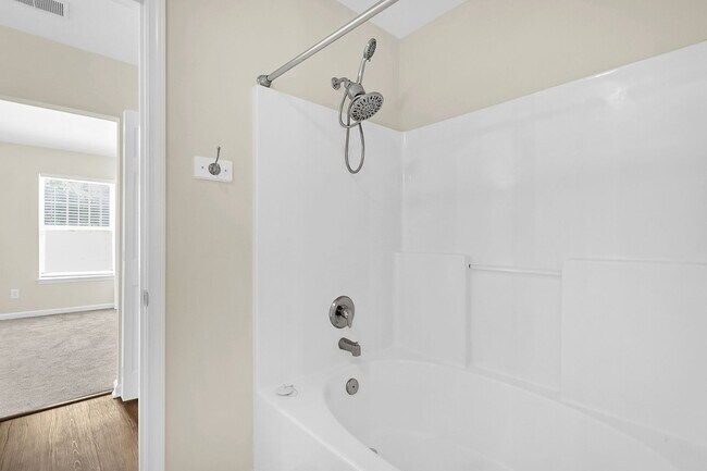 Building Photo - Easy, Modern Comfort in a Prime Charleston Location!