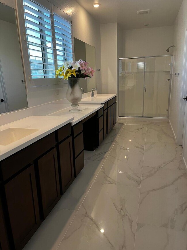 Building Photo - 1355 W Crane Dr