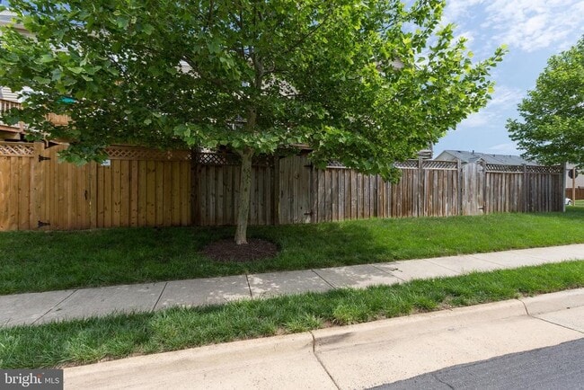 Building Photo - 43237 Highgrove Terrace