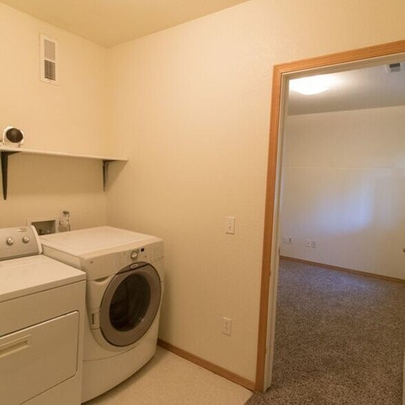 Building Photo - 462 NW Webb St