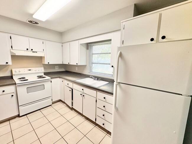 Building Photo - Charming 2 Bedroom Home with Fenced Yard & Screened Patio – Prime Location!