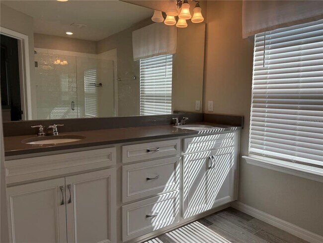 Building Photo - 3972 Plainview Dr