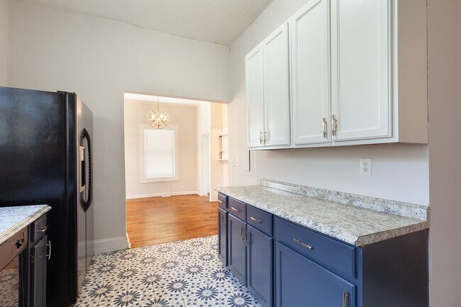 Building Photo - Spacious 3bd/2ba Bungelow w/ Rear Deck and Large Backyard!