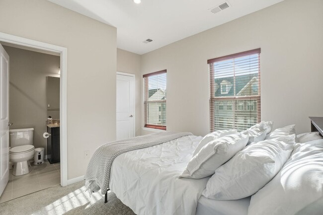 Building Photo - Stunning 3BR Townhome with Roof Deck in Reserves at Dakota Crossing!