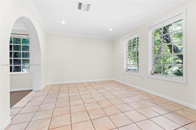 Building Photo - 5520 San Vicente St
