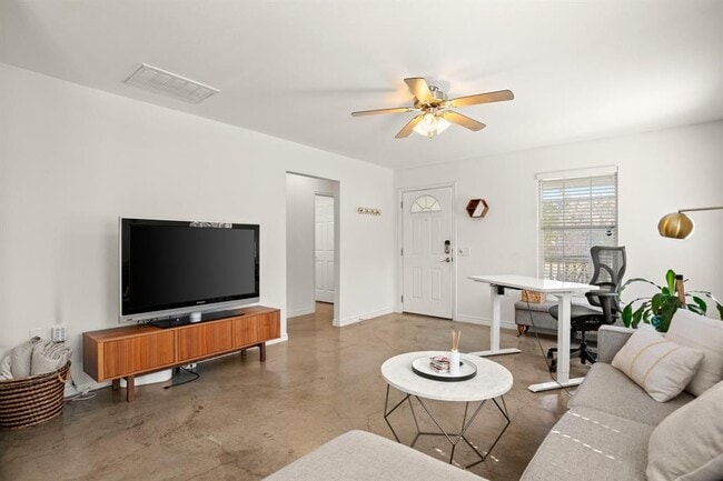 Building Photo - 7000 Villita Avenida