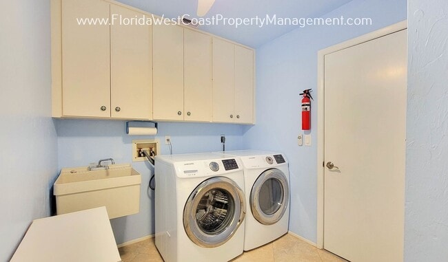 Building Photo - CLASSIC SARASOTA POOL HOME WITH UPDATES AN...