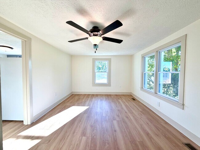 Building Photo - 211 Sanderson Dr