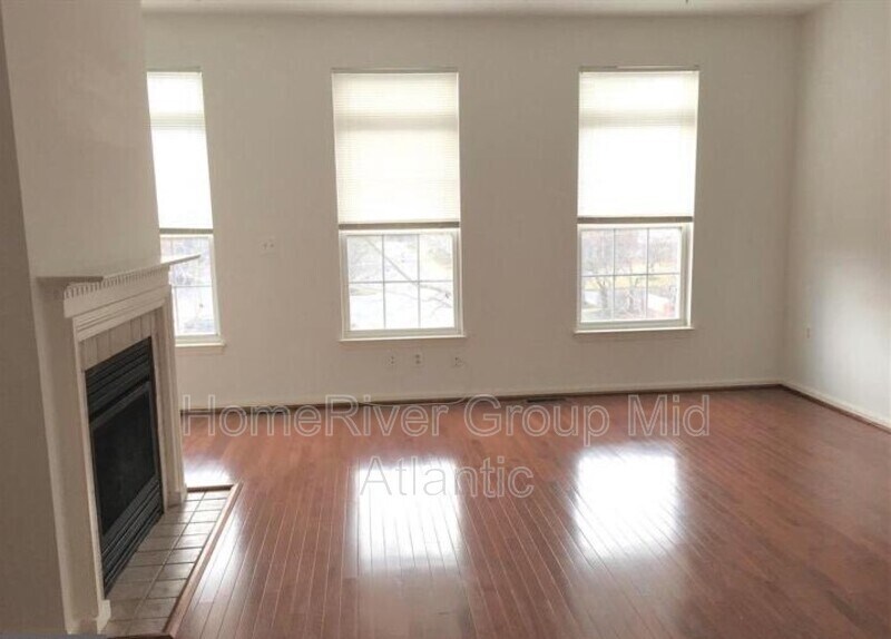Building Photo - 545 Ensemble Ct