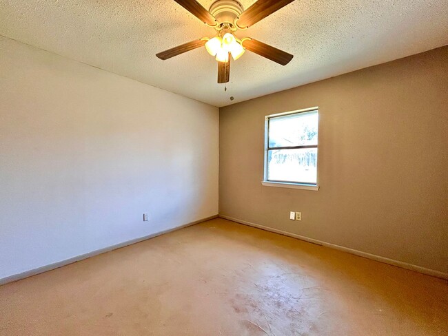 Building Photo - Warm & Inviting 3 Bed, 2 Bath Home with 2-Car Garage & Fireplace