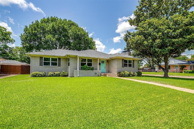 Building Photo - "Darling 3-Bedroom, 2.5-Bath Home with Elegant Upgrades!"