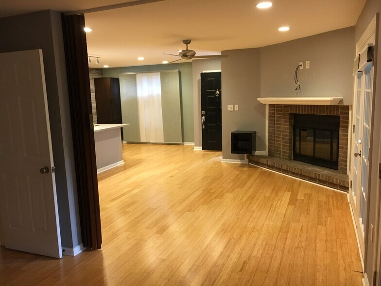 Building Photo - 417 W 8th St