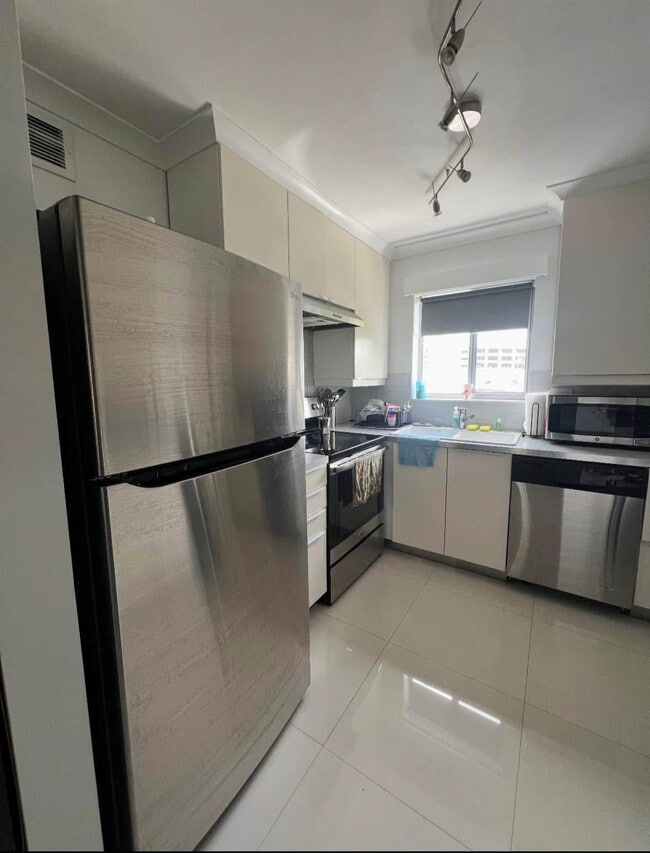 Building Photo - 300 Waterway Dr S