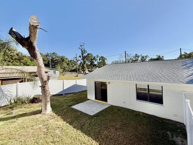 Building Photo - 5212 Peach Ave