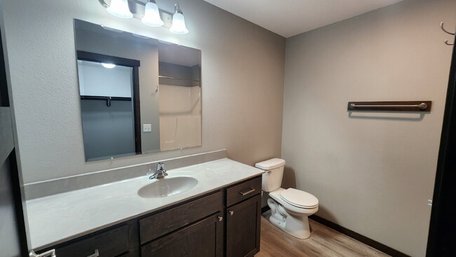 Building Photo - Beautiful, Newer 2 Bedroom, 2 Bathroom Apa...