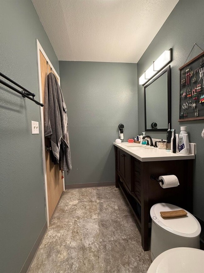 Building Photo - Century 21 Gold Rush - 2 Bed / 1 Bath Condo – West Fairbanks