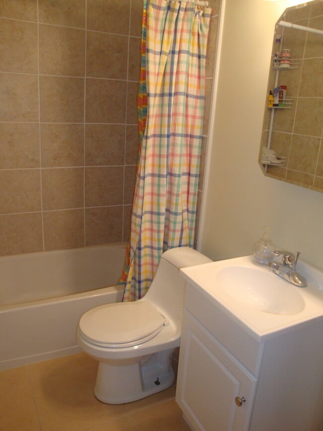 Building Photo - 234 N Summit St