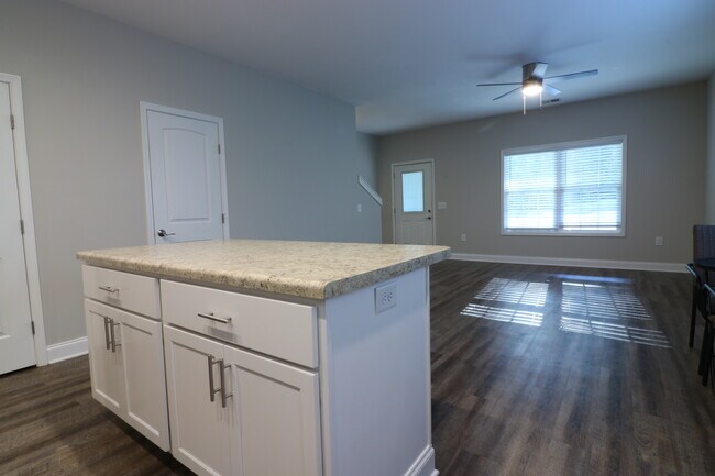 Building Photo - 383 E Woodland Dr