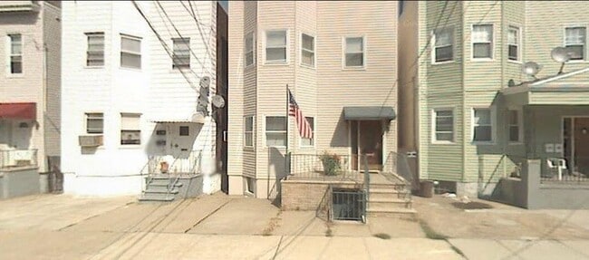 Building Photo - 922 17th St