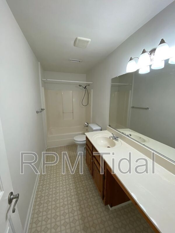 Building Photo - 610 Guy Ln