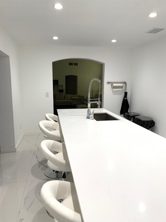 Building Photo - 9007 NE 10th Ave