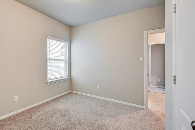 Building Photo - 40735 Gate Ridge Dr
