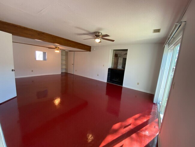 Building Photo - AVAILABLE END-APRIL 2026! (Pets Considered)