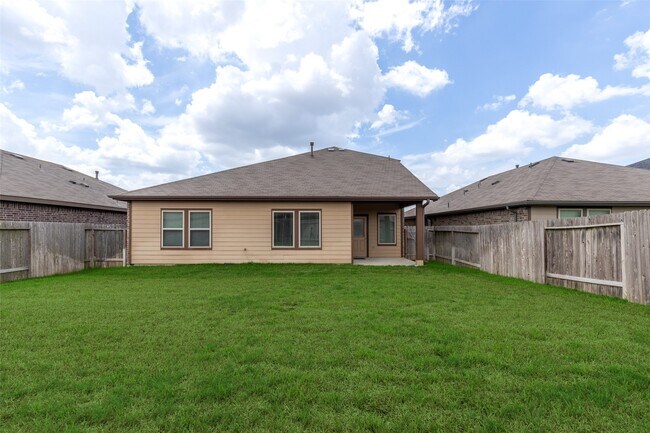 Building Photo - 3327 Sumac Dr