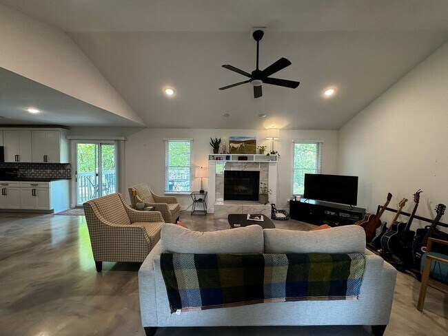 Building Photo - 5 Bed 4 Bath Home fenced yard