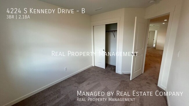 Building Photo - 4224 S Kennedy Dr