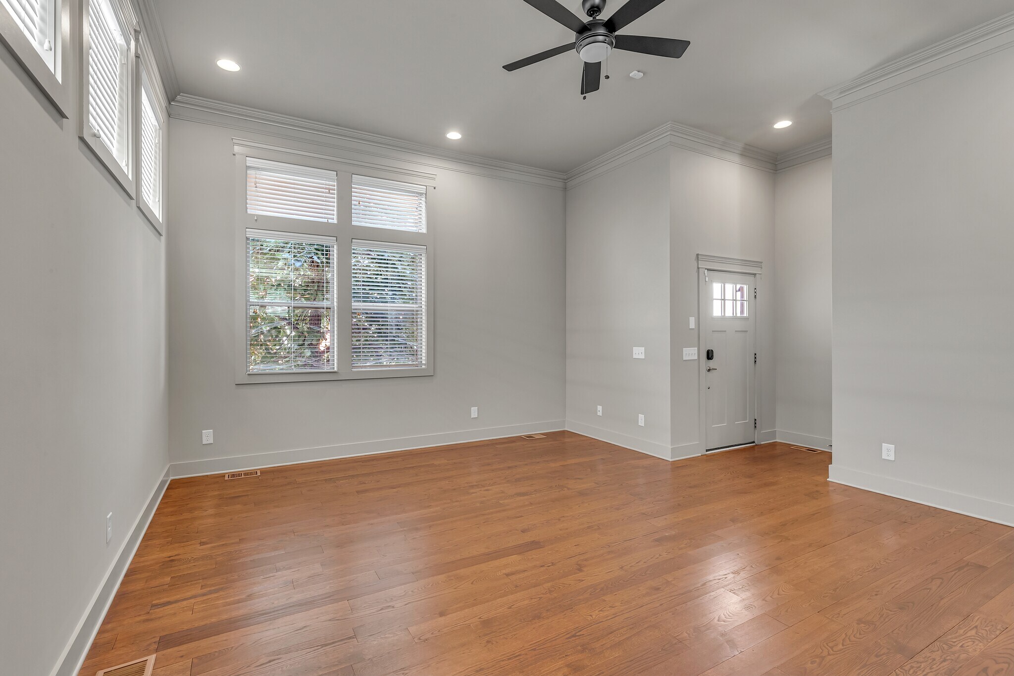 Building Photo - 1696 Carvell Ave